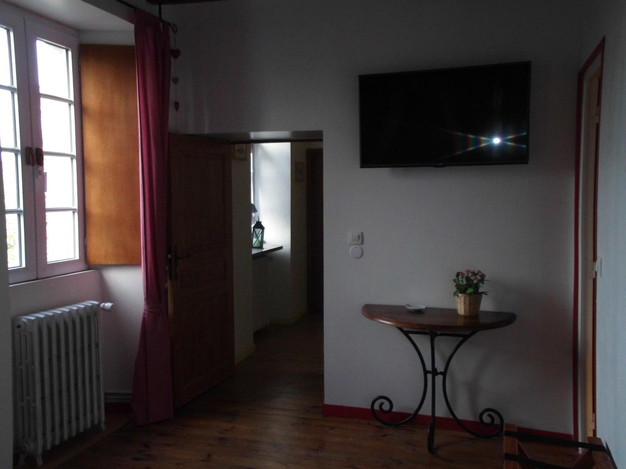 Le Clos Des Tilleuls D Day Home, Chambres D'Hotes, Suite Avec Sauna Privatif, Suite Avec Balneotherapie Privative, En Supplement Option Spa Bain A Remous La Vendelée Room photo