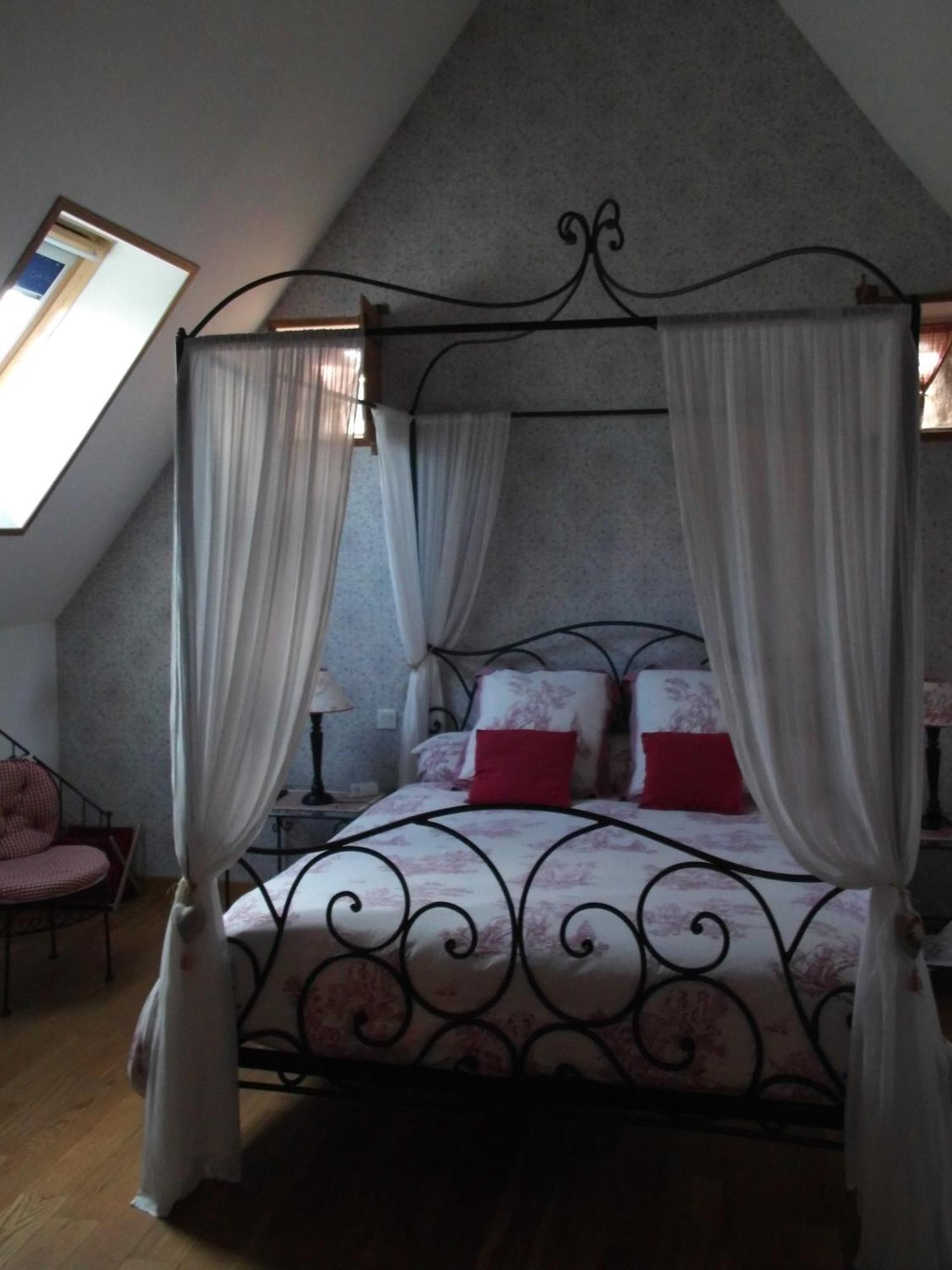 Le Clos Des Tilleuls D Day Home, Chambres D'Hotes, Suite Avec Sauna Privatif, Suite Avec Balneotherapie Privative, En Supplement Option Spa Bain A Remous La Vendelée Room photo